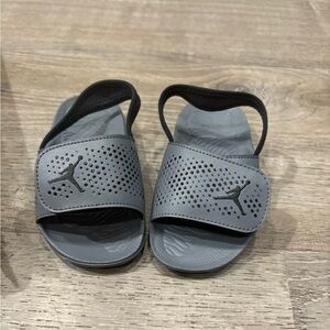 NWT. Jordan Hydro 5 BT. Toddler Slides.Cool Gray/Black. Sz:9c unisex
